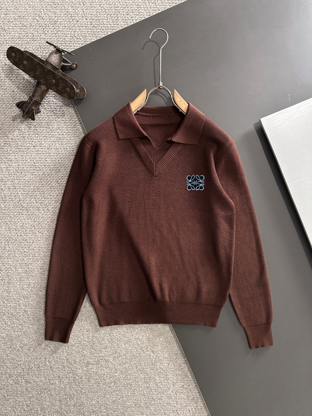 The latest winter sweaters on the official website of Luoyiwei 2025 are on sale at the counter simultaneously! Specially supplied wool blended fabric Comfortable to feel It can directly touch the skin, with exquisite embroidered logos and badges that are extremely eye-catching! Details highlight the fashionable charm of big brands Exquisite craftsmanship Stereoscopic cutting style The wearing effect is unbeatable and handsome! All three standards are complete! Size: M-3XL