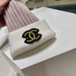 【CHANEL香奈儿】2025秋冬新款小香风可拆两用胸针款狐狸毛球毛线帽，超火爆 💖质感一流，出街超好搭配！ - Image 4