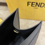 黑色
FÉŃĎI TOTE 托特包“阳光手提袋”
简单字母LOGO设计，琥珀色双手柄是整个包包最大焦点，单拧着就很有气场，也不勒手，整体复古感超强，非常适合喜欢复古风的时髦精，硬货力推💥 
2801
尺寸40x35x21cm#16060 - Image 3