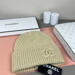 💰Chanel官网品质香奈儿秋冬网红时尚博主推荐款针织帽，藏着不动声色的高级感，每一处线条都透着利落大方，简约而不简单，大方且不失格调，处处细节都彰显着高端品味，时尚感在克制中愈发耐人寻味。 - Image 6