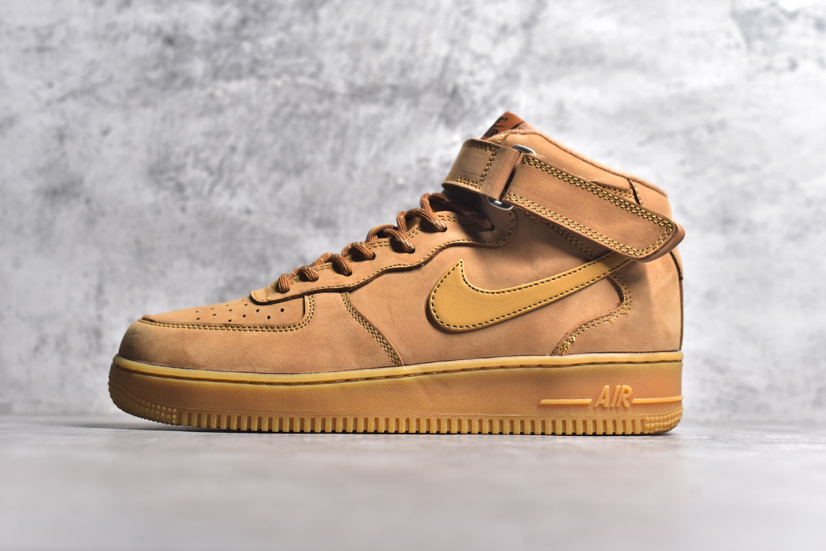 ▪️🐼11.11狂欢💯#AC36860
新货🚀#纯原 NK Air Force 1 '07 Mid"Wheat/Flax"空军一号经典中帮百搭休闲运动板鞋 小麦黄棕21款 DJ9158-200 小麦配色的球鞋一直都是秋冬时期穿搭的首选 不仅承袭了大黄靴的干练和帅气 还有着 Air Force 1 的经典复古气质 极为百搭的效果也是重要不可割舍的理由之一 整体依旧采用质感十足的卡其色牛巴革材质打造鞋身 不仅造型十分吸睛质感更是十分讨人喜爱 搭配上同色造型的尼龙鞋带和魔术贴设计 将工装风格体现到位 侧身处皮质 Swoosh Logo 进一步彰显该配色独特魅力 最后以同色水晶材质外底收尾与鞋身配色相互呼应 完善整体造型设计 这样一双既有复古气氛 又能释放出潮流时尚街头气质的鞋款 想必上脚效果更是相当出众 SIZE：35.5 36 36.5 37.5 38 38.5 39 40 40.5 41 42 42.5 43 44 44.5 45 46