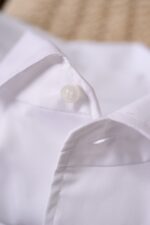 【商务长袖纯棉衬衫来了哦!温莎领设计
口袋款长袖衬衫】这款商务长
袖纯棉衬衫非常精致且带有职业感，且增
添了一抹低调的奢华感。温莎领的设计则
更加凸显了衬衫的商务气息,适合各种正
式场合穿着。口袋的加入，既方便了日常
携带小物品，又提升了衬衫的实用性。
100纯棉的面料质感保证了衬衫的舒适度
和透气性，即使在炎热的天气中也能保持
干爽舒适。
无论是参加重要的商务会议，还是出席正
式的晚宴活动，这款商务长袖纯棉衬衫都
能让你展现出优雅、专业的形象。搭配一
条合适的西裤和皮鞋，更能凸显你的个人
魅力。
不仅小细节设计精良、面料质感上乘,而
且非常实穿。如果你正在寻找一款适合商
务场合穿着的长袖衬衫，那么它绝对是 
个不错的选择。
码数：39-43（少量38） - Image 6