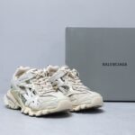 Balenciaga·巴黎世家 四代老爹鞋4.0 Track2 复古运动鞋 户外概念鞋
👍🏻高品质纯原版本，配原版全套大盒包装，从里到外一切百分百还原官方配置，碾压市面一切版！
⚠️全鞋由176块部件组成 ，整双鞋子从头到尾难度极高 。原鞋购入时在开版方面耗时一个多月，里里外外已攻破任何细节部位，保证与专柜原鞋一摸一样，满足天猫、代购、韩国订单需求 ！多层大底TPU+EVA+RB组合成，乳胶鞋垫 脚感无敌 无可挑剔！鞋面鞋底工艺比初代还更加高难度！
码数：35-45👣情侣款 - Image 2