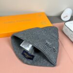 配防尘袋
路易威登LOUIS VUITTON🎩官方热卖爆款，羊毛针织毛线帽，时尚好品质高端大气，超柔软！超火爆💖质感很赞，出街超好搭配！时尚潮流！秋冬必备单品，快快入手哦！ - Image 5