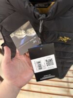 🉐 Arcteryx始祖鸟 Cerium Vest 纯色刺绣Logo字母 羽绒马甲 黑金

内里不是羽绒直接白送！
填充RDS认证850蓬欧洲白鹅绒，暖重比卓越，搭配易潮湿部位的Coreloft™合成 insulation，干冷湿冷环境均能持续保暖。 外层采用15D再生抗撕裂尼龙，整体轻盈可压缩，收纳后小于葡萄柚，随带随用。纯色基底搭配立体刺绣Logo，针脚工整清晰，品牌辨识度高。立体剪裁设计无活动束缚，可作为户外中层保暖件，也能当城市通勤叠穿单品，适配春秋冬三季穿搭需求。配备YKK防水拉链、可调抽绳下摆。

现货尺码：M、L、XL、XXL 。（可穿100-200斤 报身高体重安排合适尺码） - Image 2