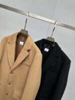 Burberry launches a new men's cashmere coat in stock for autumn and winter 2025, showcasing luxurious quality and outstanding style. 🧥 Essential items for men in autumn and winter 🧥This coat from Bajia is carefully crafted with 100% imported Australian cashmere, with a delicate texture and soft comfort, bringing you unparalleled warmth experience in the cold autumn and winter seasons. Black and khaki are two classic colors to choose from, meeting the needs of different occasions and personal styles. 👔👔Its suit collar design highlights elegance and grandeur, while the mid to long silhouette exudes a more imposing presence. Whether it's business occasions or daily travel, you can make yourself the center of attention. ⌚ ️It is worth mentioning that the collar side seam is carefully marked with the BURBERRY logo, showcasing the unique charm and noble identity of the brand. The embossed leather decoration of Burberry TB logo on the left sleeve adds a touch of fashion and personality to the overall look. 👍Opening the coat, the BURBERRY jacquard lining inside is even more stunning. The exquisite jacquard craftsmanship showcases the brand's ultimate polishing of details. 🫰Burberry's new men's cashmere coat for autumn and winter 2025 is a perfect combination of quality and fashion, making it an excellent choice for your autumn and winter season. Let's welcome this beautiful season together with the demeanor of kings.Size: S-XXL. - Image 7