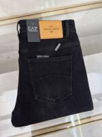 【Armani Jeans | Classic Denim, Embossed with Luxury DNA】 When streetwear meets haute couture, a pair of jeans can become a badge of status.
Deconstructing the language of denim with centuries-old craftsmanship, we infuse every inch of fabric with a modern attitude and luxurious details, making everyday wear a silent declaration of taste.
✨ A pair of jeans is an attitude, and even more so, a legacy.
It's not just a wardrobe essential, but also an interpretation of the brand's spirit—
"From suitcases to jeans, we have always defined the boundaries of luxury with the ultimate craftsmanship."
Sizes: 28-42