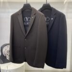 华伦天奴2025秋季新品男士休闲羊毛西装西服外套，高级定制高密西装面料，成衣经过丝光处理，超级柔软舒适，质感超赞。上身时尚有型，做工精雕细琢。视觉效果超强。专柜原版剪裁，全原版五金辅料，衣橱里绝无仅有的潮爆佳品。 尺码：M-3XL 178 140斤L修身 最大穿190斤 - Image 9