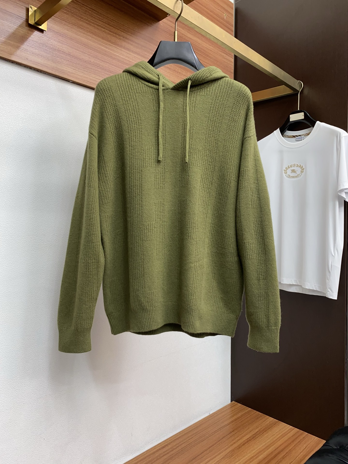 LP Nuoyoupianya 2025 Autumn/Winter New Knitted Woolen Sweater with Collar and Long Sleeve Sweater, the latest fashion trend effect, fashionable new charm, elements and modern high street style fusion, a "heavenly official's work" with full beauty Customer supplied knitted wool fabric! Embroidered logo pattern design on the chest! The touch is smooth and delicate, and the breathable and comfortable feeling is impeccable The minimalist and fashionable design comes from the latest techniques of trendy fashion, showcasing avant-garde and unique personality A must-have item for fashionistas to express the meticulous fashion atmosphere of the new season 👫 Same gender design. Size: M-2XL