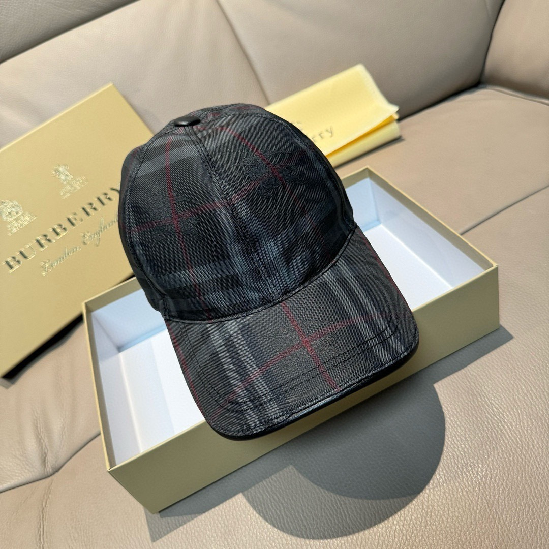 Hot selling item return!Burberry original baseball cap with box bag, hot selling item at the counter, dark patterned knight, 1:1 custom mold, canvas fabric, pure cotton lining, lightweight and breathable. Perfect design, precise and accurate grid alignment, top layer cowhide leather adjustment buckle, original factory quality, exclusive physical shooting, suitable for both men and women.
