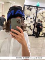 💰Chanel官网品质香奈儿秋冬网红时尚博主推荐款针织帽，藏着不动声色的高级感，每一处线条都透着利落大方，简约而不简单，大方且不失格调，处处细节都彰显着高端品味，时尚感在克制中愈发耐人寻味。