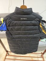 🉐 Arcteryx始祖鸟 Cerium Vest 纯色刺绣Logo字母 羽绒马甲 黑色

内里不是羽绒直接白送！
填充RDS认证850蓬欧洲白鹅绒，暖重比卓越，搭配易潮湿部位的Coreloft™合成 insulation，干冷湿冷环境均能持续保暖。 外层采用15D再生抗撕裂尼龙，整体轻盈可压缩，收纳后小于葡萄柚，随带随用。纯色基底搭配立体刺绣Logo，针脚工整清晰，品牌辨识度高。立体剪裁设计无活动束缚，可作为户外中层保暖件，也能当城市通勤叠穿单品，适配春秋冬三季穿搭需求。配备YKK防水拉链、可调抽绳下摆。

现货尺码：M、L、XL、XXL 。（可穿100-200斤 报身高体重安排合适尺码） - Image 7