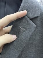 Dior 2023 Autumn/Winter New Products 📸 Casual and fashionable original suit set, with the brand's classic logo mark 👍🏻 Super generous, with lining design emphasizing perfect lines, perfectly blending the low-key and melancholic temperament of England with the exquisite and noble French style. A sleek and ergonomic cut, with a tall and handsome upper body, comfortable and slim fit, showcasing a gentlemanly demeanor. Selected suit fabric, with a soft and delicate touch, good luster and elasticity. Paired with this suit set, it is a great choice for stylish men. The silhouette and waist cinching cut add more comfort to their attire, making them look slim yet handsome! A must-have for trendy men! Counter size: S-2XL - Image 4