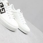 🌟  《顶级品质》
GⅣENCHY纪梵希魔术贴经典款 
专柜官网同步 市面最高版本 原版一比一复刻 四季潮鞋！纪凡希鞋子做工讲究 每一条走线都是按照原版样式 基本做到零瑕疵 媲美专柜 毫无压力 此款鞋即新潮又百搭！
▪️鞋面:进口摩术贴
▪️鞋面:进口头层牛皮
▪️垫脚:羊皮内里
▪️大底:原版TPU
▪️码数:女35一40 男39一44 - Image 5