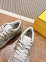 男码加10  Fendi芬迪板鞋首款大头运动鞋~~fendi match篮球运动鞋，最新元素注入加FF复古的设计，超经典百搭系列……
鞋面采用牛皮和牛猄拼接组合，侧面凸起的双F logo，内里采用毛巾布里，TPU发泡组合双色大底不一般的舒适！情侣款35-44 - Image 7