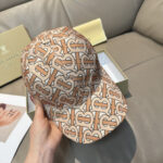 Comes with box and bag, Burberry's latest baseball cap, genuine custom made, brand new TB pattern, original printed fabric, meticulously crafted and flawless, original factory quality, exclusive physical shooting, easy to assemble! - Image 4