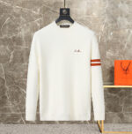 L Autumn/Winter New Product, Tranquil Luxury: Say Goodbye to Exaggerated Logo and Bold Design. In 2025, LP sweaters will place more emphasis on "inner beauty", conveying a confident and elegant tone that is not noisy and has its own voice through ultimate fabrics, exquisite details, and relaxed silhouettes. Classic round neck sweaters will adopt a looser and slightly drooping cut, with sleeves slightly covering the back of the hand, bringing a sense of wrapped security and laziness.Counter size: M~3XLNumber of recommended height and weight codes that can be reported.