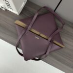 L⊚℮w℮新款🆕小号 亮面牛皮革 Puzzle Fold Tote采用标志性包袋的标志性几何线条，并通过图形和建筑面板重新设计它们 使包完全可以折叠平整，饰有低调的 L⊚℮w℮品牌标志，🉑️肩背或手提 绒面革衬里L⊚℮w℮烫金。
size:25.5*14.5*31.5CＭ
型号：052316 - Image 7