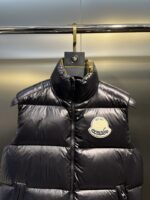蒙口 moncler 🌟
大标马甲两色合拍图 Moner盟可睐 早秋新品 Lipsi男士羽绒马甲，演绎Moner经典设计，是换季衣橱的必需单品。采用轻盈的功能性lon laque面料制成，撞色衬里尽显活力。
款号：大标马甲

尺码：12345
颜色：米白 黑色 - Image 4