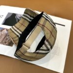 🧢 Burberry's new original baseball cap is a hot selling item at the counter. It features a pure cotton lining, perfect fit, original quality, exclusive physical shooting, and is suitable for both men and women - Image 3