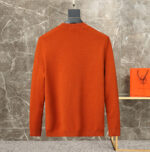 Hermes 2025 Autumn/Winter New Sweater, the pinnacle of simplicity and the ultimate answer to hidden luxury. The classic round neck adds a touch of leisure and restraint, while the wool blend is skin friendly and soft. The sleeve design highlights a sense of fashion without showing off, and the poetry of color and pattern creates an effortless sense of luxury. It embodies the ultimate comfort and elegance of the brand tone. It is not just a sweater, it is a Hermes sweater. When you don't know what to wear, a Hermes sweater is always right.Counter size: M~3XLRecommended codes for height and weight that can be reported - Image 3