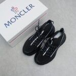 Moncler男士 Monte Runner 防水针织运动鞋
  该系列运动鞋延续了品牌的山地基因，透气防水，耐磨实穿，设计橡胶复合鞋底 适用于任何地形，具有耐久性和出色抓地力，增强缓冲和回弹力 搭配TPU尾翼，
  无论是都市漫游还是各类山地户外运动，都能轻松驾驭，潮酷个性叉充满科技感的外观，喜Gorpcore户外机能风的千万不能错过户外跑步都市漫步设计
Size:38-45 - Image 3