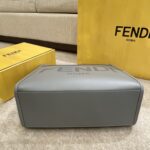 灰色
小号全新size shine tote 
FÉŃĎI TOTE 托特包“阳光手提袋”
简单字母LOGO设计，琥珀色双手柄是整个包包最大焦点，单拧着就很有气场，也不勒手，小号还配有一条宽肩带，整体复古感超强，非常适合喜欢复古风的时髦精，硬货力推💥 
2801
尺寸35x17x31cm#15940 - Image 8
