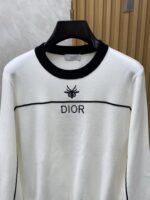 The latest round neck sweater for autumn and winter on the Dior 2025 official website is currently on sale at the counter! Specially supplied wool blended fabric Comfortable to feel It can directly touch the skin, with exquisite embroidered logos and badges that are extremely eye-catching! Details highlight the fashionable charm of big brands Exquisite craftsmanship Stereoscopic cutting style The wearing effect is unbeatable and handsome! All three standards are complete! Size: M-3XL - Image 2