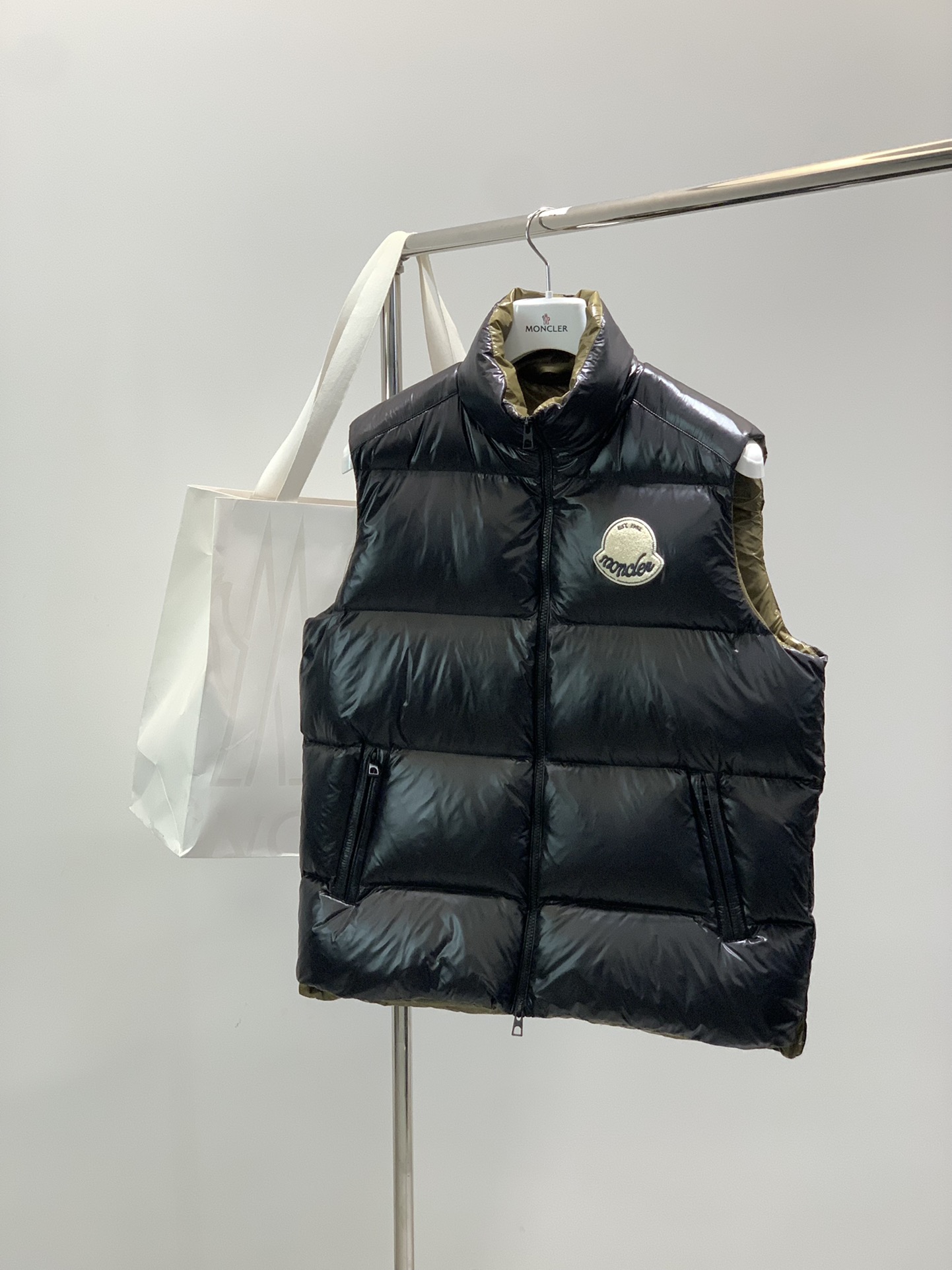 Moncler 蒙口，2025冬季最新品，专柜同步有售，原单狠货，时尚休闲羽绒马甲，上身舒适！吸睛而有亮点，采用进口原版面料，顶级刺绣🪡工艺字母图案logo，原版五金辅料装饰，简单而不失时尚，上身时尚帅气，2️⃣色推荐，码数：1-5


1	2	3	4	5	
衣长	62	64	66	68	70	
肩宽	43	44	45	46	47	
胸围	110	114	118	122	126	
下摆	108	112	116	120	124	
门襟拉链	63	65	66.5	68.5	70	
面袋拉链	16	16	16	16	16	
里袋拉链	16	16	16	16	16
