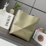 L⊚℮w℮新款🆕小号 亮面牛皮革 Puzzle Fold Tote采用标志性包袋的标志性几何线条，并通过图形和建筑面板重新设计它们 使包完全可以折叠平整，饰有低调的 L⊚℮w℮品牌标志，🉑️肩背或手提 绒面革衬里L⊚℮w℮烫金。
size:25.5*14.5*31.5CＭ
型号：052316 - Image 3