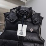 2025 Autumn/Winter New Collection 🆕 Top purchasing version of down jacket 𝐌𝐨𝐧𝐜𝐥𝐞𝐫 Mound Maya classic hooded vesttop-tierTruly exclusive style ‼️ Interior Artifacts for Autumn and Winter ❗ Good products from delayed channels, basic style, can be worn alone or paired with layering, which will give a more layered feel!one ⃣ Gray nylon lining, filled with full velvet, international standard 90% white duck down+10% feathers! High fluffiness and excellent insulation performance 👍two ⃣ Outer layer material, customer supplied m home nylon fabric material! Windproof and snow proof, with first-class feel and high density! Wearing it is not only breathable and comfortable, but also has good anti low temperature, anti-static and wrinkle effects!three ⃣ The most classic and recognizable new stand up collar design, with a detachable hat and brand logo embellishment, gives the upper body a very high street stylefour ⃣ Zipper and hardware combination make it look more advanced! Electroplated hardware, double-sided zipper placket can adjust clothing pattern, while also locking in temperature more effectively! - Image 3