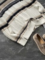 🆕- This knitted sweater weaves a Mediterranean breeze into the wardrobeWhen 10 cotton yarns and 46 blended yarns meet on a seven needle jacquard machine, the three yarns begin to weave a dialogue about material and color. Navy blue and navy blue cotton yarn have a rough and rustic feel, like the late night waters of the Adriatic Sea; The addition of 3.7% mulberry silk and wool in the light camel colored blended yarn gives the striped edges a subtle luster, reminiscent of the sparkling waves at sunset in Venice.When the weight of 580 grams is unfolded in the hand, one can feel the delicate balance between the stiffness of cotton and the softness of blended yarn. The vertical jacquard woven alternately with osmanthus needles and hanging needles forms a subtle texture on the navy blue background, resembling the outline of Venetian architecture seen through blinds. The white version is like a linen cloth sprinkled with sunlight, and the collision of the three materials is portrayed more clearly on a pure white canvas.The curvature of the round neck continues the elegant tradition of Italian tailoring, neither tightening the neck nor maintaining sharp lines. The contraction process of the hem keeps the hem of the garment firmly attached to the waist, and it will not move up whether you lift your hand or turn around. To support the muscles and bones with 10 strands of cotton yarn, to outline with delicate 46 strands of blended yarn, and to add luster and mulberry silk embellishment - this knitted sweater weaves the advantages of different materials into the same picture.The navy blue version paired with white pants is a classic Mediterranean style, while the white version paired with dark gray trousers can instantly switch to Milan style urban elegance. The intentions hidden in the texture of osmanthus needles, yarn blending, and precise weight all need to be personally felt in the cool autumn breeze to fully understand. While others are still struggling with the basic knitwear, this three layered jacquard sweater has already captivated the eyes of those who understand it with its sense of layering.In the current era of fast fashion proliferation, a blend knit that becomes softer and skin friendly with increasing wear is the truly worthwhile wardrobe evergreen tree to invest in. Jay Ya uses this piece to prove that a sophisticated sense of leisure allows every material to find the most comfortable expression in fabric.Color: White navy blue174-140 upper body size LSize: M-XXXL (48-56)Style number: FXZZ8688M size bust circumference 104 shoulder width 46.5 sleeve length 56 garment length 64.5Size L Chest circumference 108 Shoulder width 48 Sleeve length 57 Clothing length 66XL bust circumference 112 shoulder width 49.5 sleeve length 58 garment length 67.5XXL chest circumference 116 shoulder width 51 sleeve length 59 garment length 68.5XXXL bust circumference 120 shoulder width 52.5 sleeve length 60 garment length 69.5 - Image 6