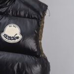2025秋冬新款🆕羽绒服顶级代购版本羽绒马甲⬆️Moncler Lipsi羽绒马甲.撞色拼接设计.填充超级饱满.

Lipsi男士羽绒马甲采用亮面nylon laqué面料制成，适合换季穿着，带来温暖呵护。

Lipsi短款羽绒马甲演绎Moncler经典设计，是换季衣橱的必需单品。采用轻盈的功能性nylon laqué面料制成，撞色衬里尽显活力。
详情
•采用轻盈nylon laqué面料制成
•轻盈nylon laqué衬里
•填充羽绒
•立领
•拉链开合
•拉链口袋
•雪尼尔标识贴片
Size：1-5 黑色/象牙白 情侣款 - Image 7