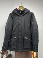 #qiu 🐉🐉 、 BBR Burberry FW2025 Autumn/Winter New Down Jacket. The cabinet is on sale and difficult to find. Using customized windproof and rainproof fabric, wrinkle resistant and stylish, soft and skin friendly, with extremely high comfort for the upper body; Extremely high recognition; Suitable for concave various shapes; Filled with 90% velvet, it is soft, warm, and fluffy, giving the upper body a stylish look; A down jacket suitable for various occasions.Size: M-3XL (AY)Size: Shoulder width cm Chest circumference cm Clothing length cm Sleeve length cmManual measurement with 1-2cm error is normal (chest circumference ± 4cm per yard, other parts ± 1cm)