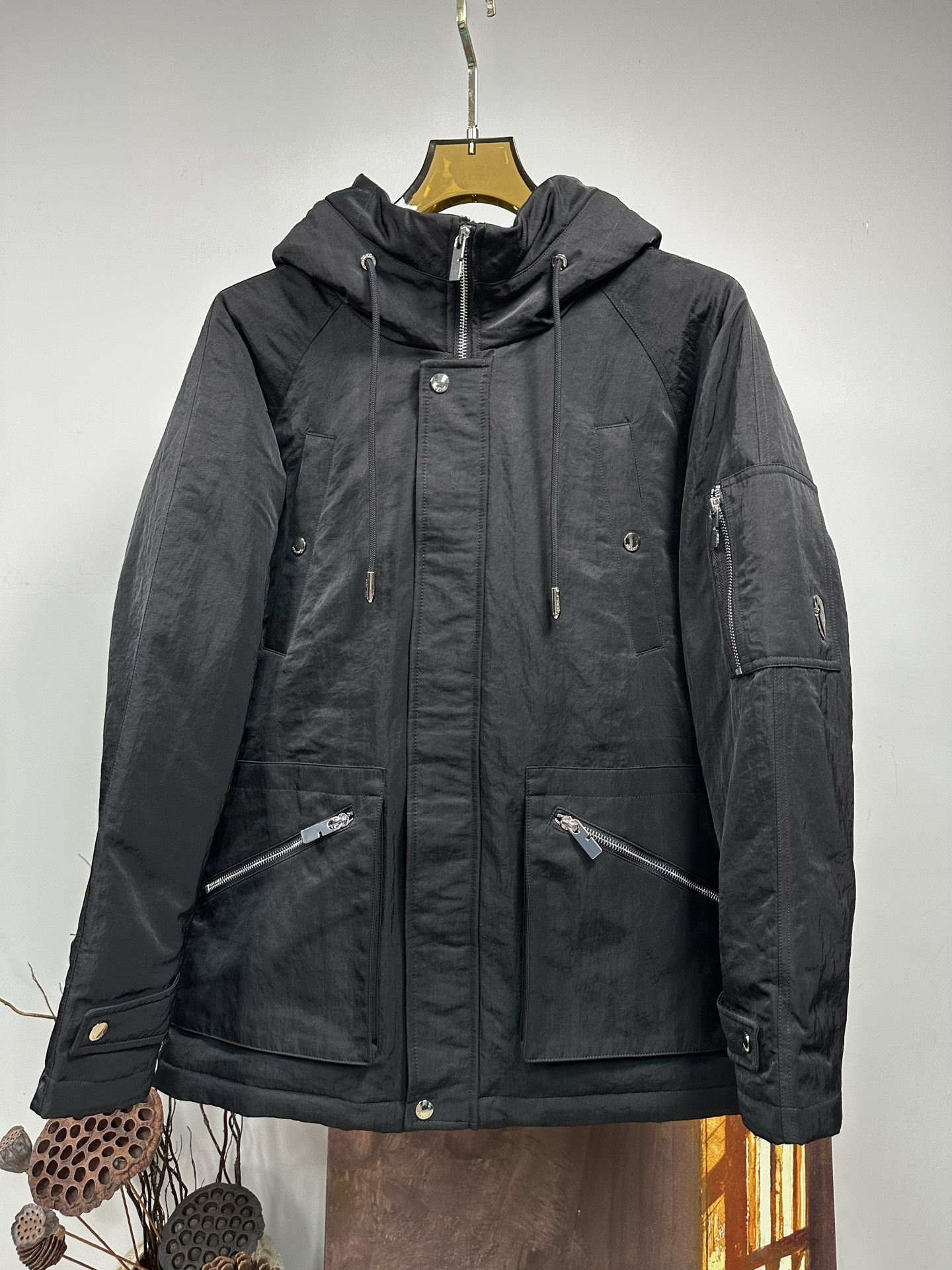 #qiu 🐉🐉 、 BBR Burberry FW2025 Autumn/Winter New Down Jacket. The cabinet is on sale and difficult to find. Using customized windproof and rainproof fabric, wrinkle resistant and stylish, soft and skin friendly, with extremely high comfort for the upper body; Extremely high recognition; Suitable for concave various shapes; Filled with 90% velvet, it is soft, warm, and fluffy, giving the upper body a stylish look; A down jacket suitable for various occasions.Size: M-3XL (AY)Size: Shoulder width cm Chest circumference cm Clothing length cm Sleeve length cmManual measurement with 1-2cm error is normal (chest circumference ± 4cm per yard, other parts ± 1cm)