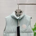 💰 加拿大鹅 Canada Goose 秋冬新款羽绒马甲 
搭配毛衣 卫衣 保暖同时毫无束缚感
采用国标95白鸭绒
轻薄飘逸 给你全方位的温暖！
上身颜值更有水准的洋气
让温暖和风度同行
中心线多重车线呈严整对称 谨守温馨守候 
胸前logo点缀着整件马甲！ 
独特之味道深入骨髓.减龄又十足保暖 既视感简单大气 男女同款 码数：XS-2XL - Image 2