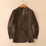 LP Nuoyoupianya's new men's wool suit jacket for autumn and winter 2025 is made of top-notch ready to wear clothing with high standards. It is custom-made in Italy with wool fabric, which has a delicate and soft touch. The upper body is firm and stylish, with a natural and comfortable texture. The continuity of the fabric is excellent, and the upper body effect is superb, making it suitable for any body shape. The overall brand is decorated with Thousand Bird Grid craftsmanship, exuding a strong sense of luxury. The design of two buttons, atmospheric and perfect ready to wear cut, stands out in terms of styling effect, and is a must-have for urban early autumn casual matching. Size: M-4XL slim fit 178 135 L slim fit maximum weight 190 pounds - Image 2