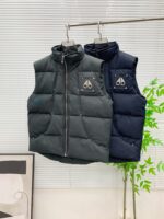 💰加拿大剪刀25SS  金属LOGO铆钉羽绒服马甲
顶级版本超高克重平均充绒量280G 超厚！顶级蓬松！ 顶级品质！100%还原全网最顶级充绒量超厚超保暖，区分市面杂货。
店主北方人亲自操刀 大大解决了南方出品不懂北方冬天的痛点 完全不吝啬 必须是塞满 塞的鼓鼓囊囊 和ZP一模一样的厚重 冬天鹅毛大雪站在雪地里我保证你没有感觉 裹棉被都不一定有它保暖 ！总结下来就是一句话：“除了我家你找不到比这更厚更保暖的羽绒马甲”
— 大码充绒量350克以上 三层里布防护不钻绒
— 原版购入开发 官网在售10000+
— 大身面料采用ZP打版， 防水耐脏 
— 验布后使用KP-LS全自动机械特种梭织拉布机制作
—正品YKK定制拉链 金属剪刀，金属铆钉加固 
— 三标辅料 齐全 吊牌 剪刀logo原版定制
— 整件衣服非常繁琐 廓形剪裁 原版尺码
— 绝对的1:1高版本 码数：S-XXL - Image 10