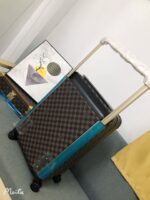 GF4343FB
全新 Horizon 拉杆箱以个性创意革新路易威登的传奇经典，为标志性 Monogram 帆布点缀旅行贴饰，追溯品牌传统行李箱的设计风尚。皮革边角保护和超大外置拉杆丰富智慧细节，打造优雅且实用的旅行伴侣。
详细特征

（长×宽×高）
·Monogram 帆布
.牛皮饰边
.织物内衬
.银色金属件
.拉链开合，配有挂锁
.路易威登标识
.内层平整
.弹性饰带
.口袋分层
.皮革边角
.大号外置拉杆
.4 个紧凑型滑轮
.机舱行李尺寸 - Image 3