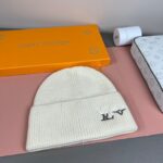 配防尘袋
路易威登LOUIS VUITTON🎩官方热卖爆款，羊毛针织毛线帽，时尚好品质高端大气，超柔软！超火爆💖质感很赞，出街超好搭配！时尚潮流！秋冬必备单品，快快入手哦！ - Image 8
