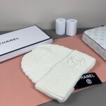 💰Chanel官网品质香奈儿秋冬网红时尚博主推荐款针织帽，藏着不动声色的高级感，每一处线条都透着利落大方，简约而不简单，大方且不失格调，处处细节都彰显着高端品味，时尚感在克制中愈发耐人寻味。 - Image 5