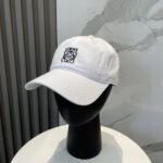 防尘袋
👒罗意威👒LOEWE新款原标设计棒球帽🧢质感超好，外部线条定位标准，做工精细，简约大气低价走量！