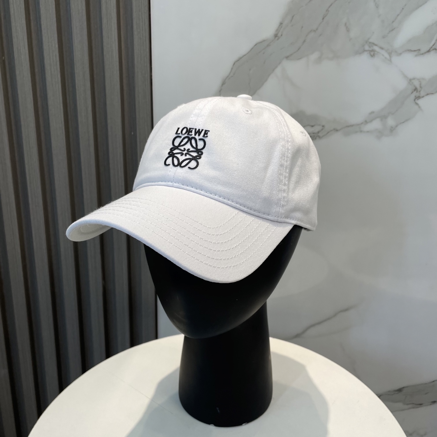 防尘袋
👒罗意威👒LOEWE新款原标设计棒球帽🧢质感超好，外部线条定位标准，做工精细，简约大气低价走量！