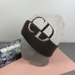 配防尘袋
DIOR 迪奥原单帽子官网新品爱心][爱心]羊毛羊绒双层帽子😱😘保暖又时尚，简单大方，更显时尚高端大气！