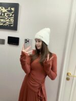 💰Chanel官网品质香奈儿秋冬网红时尚博主推荐款针织帽，藏着不动声色的高级感，每一处线条都透着利落大方，简约而不简单，大方且不失格调，处处细节都彰显着高端品味，时尚感在克制中愈发耐人寻味。 - Image 9