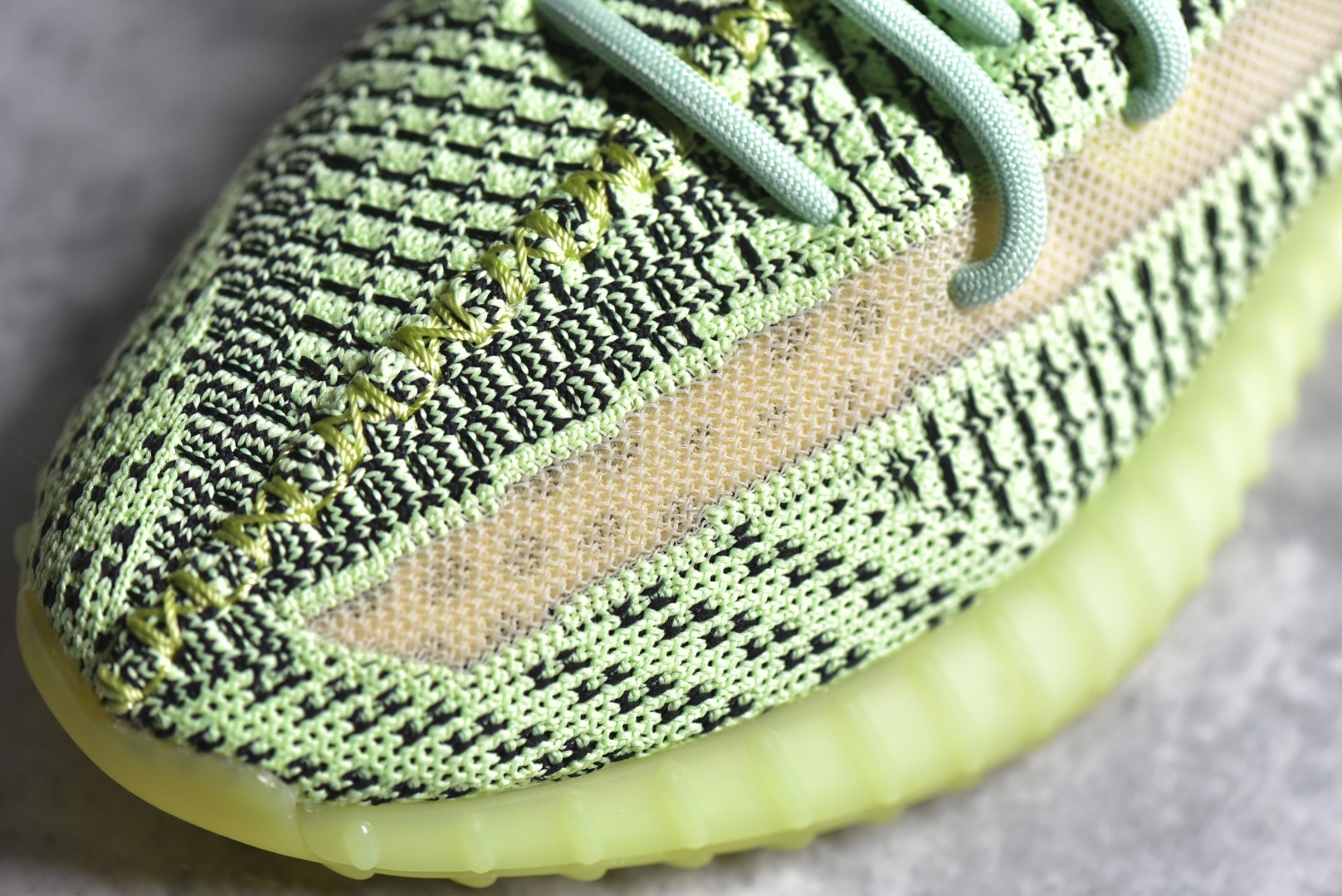 ▪️细节鉴定
新批次 Yeezy 350V2 原鞋开模完美打造