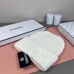 💰Chanel官网品质香奈儿秋冬网红时尚博主推荐款针织帽，藏着不动声色的高级感，每一处线条都透着利落大方，简约而不简单，大方且不失格调，处处细节都彰显着高端品味，时尚感在克制中愈发耐人寻味。 - Image 2