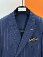 Balen Maison 25Ss autumn and winter new suit suit suit suit set! The evergreen tree of the Western fashion industry, a must-have wardrobe item for business elites, men's formal wear, and one button suits. The brand's classic logo logo is super generous, with a flat collar and collar accessories such as a stylish brooch, elegant and generous solid color scheme, and a back slit design. It is a classic style that comes out every quarter! Wearing the pattern is really great, strongly recommended!Clear and ergonomic tailoring, with a tall and handsome upper body, comfortable and slim fit, showcasing a gentlemanly demeanor. Carefully selected suit fabrics, including 20% wool, 18% viscose, 58% polyester, and 4% spandex, provide a soft and delicate touch, with good luster and elasticity. The silhouette and elastic waistband cutting add more comfort to the dressing of stylish men, making them look slim yet handsome!Used for producing high-end professional and business formal suits, Fan * Zhe is renowned worldwide for his classic and solemn design style. A high-end business casual suit set that requires high craftsmanship, takes a long time to make, and can be worn all year round!The fabric is flat, with a smooth and full texture, and a firm appearance. It is made of high-quality wool material, and the quality of the material is visible when tied tightly.Regarding details: The high-end suit is cut with a modern feel, combining traditional cutting art with modern production techniques. It adopts fully imported automatic cutting pieces, with almost zero error in each piece of fabric, and then hand sewn by top tailors to ensure the fit and beauty of every part. The front two layers are saved, and according to the principles of ergonomics, it is slim fitting but not tight fitting. The elastic on both sides of the waistband of the trousers can be adjusted!Classic collar design, classic style without conservatism, simple and elegant. We insist on hand sewing handicrafts, all of which are made by experienced craftsmen. The quotation is based on the labor and time consumption per meter, and each stitch is rigorous and excellent, without any burrs or stitches on both sides. Handcrafted sleeves, hand nail buckles, hand calibration, and handmade threading can be seen everywhere, delicate and smooth, effectively reducing static electricity in autumn and winter, creating a high sense of unity on the surface and inside. It is worth buying for any man, as it can boost your face in various formal occasions!❤️❤️❤️ Kind reminder: Suits are not sold separately and cannot be adjusted in size separately【 Size 】: 46-56upper garmentSize 46: Chest circumference 100- Shoulder width 44- Sleeve length 62- Clothing length 69Size 48: Chest circumference 104 Shoulder width 45 Sleeve length 63 Clothing length 70Size 50: Chest circumference 108 Shoulder width 46 Sleeve length 64 Clothing length 71Size 52: Chest circumference 112 Shoulder width 47 Sleeve length 65 Clothing length 72Size 54: Chest circumference 116 Shoulder width 48 Sleeve length 66 Clothing length 73Size 56: Chest circumference 120 Shoulder width 49 Sleeve length 67 Clothing length 74bottom wearSize 46: Waist circumference 80 Hip circumference 104 Pants length 111Size 48: waist circumference 82 hip circumference 108 pants length 111Size 50: waist circumference 84 hip circumference 112 pants length 112Size 52: Waist circumference 86 Hip circumference 116 Pants length 112Size 54: Waist circumference 88 Hip circumference 120 Pants length 113Size 56: Waist circumference 90 Hip circumference 124 Pants length 113 - Image 4