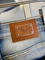 【Armani Jeans | Classic Denim, Embossed with Luxury DNA】 When streetwear meets haute couture, a pair of jeans can become a badge of status.
Deconstructing the language of denim with centuries-old craftsmanship, we infuse every inch of fabric with a modern attitude and luxurious details, making everyday wear a silent declaration of taste.
✨ A pair of jeans is an attitude, and even more so, a legacy.
It's not just a wardrobe essential, but also an interpretation of the brand's spirit—
"From suitcases to jeans, we have always defined the boundaries of luxury with the ultimate craftsmanship."
Sizes: 28-42 - Image 6