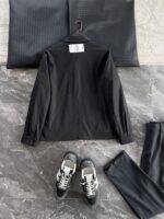 🆕- This collared cotton jacket takes business and casual wear to a new levelDo you want a jacket that can handle various occasions with ease? This lapel jacket perfectly balances the needs of business and leisure with a sharp cut and exquisite details. The 100% polyester twill fabric gives this jacket just the right amount of elasticity and stiffness, without being as restrained as traditional suit jackets, while maintaining a sleek silhouette. The 60g insulation cotton filled inside provides enough warmth even in late autumn and early winter weather, without appearing bulky at all.The most attractive feature of this jacket is its seemingly low-key yet intricate detail design. The classic lapel design continues the usual elegant genes, while the hidden size 5 metal zipper paired with a double four fold placket ensures both convenience in wearing and maintains a simple and smooth appearance. The electroplated gun colored zipper head seamlessly blends with the overall color tone, making it almost imperceptible from a distance. This attention to detail is the essence of luxury brands.The functionality is equally surprising. The dual pocket design on the front side - a combination of vertical digging and lateral opening pockets, meets the storage needs of different items. The widened edge of the bag cover is embedded with environmentally friendly microfiber leather of the same color scheme, which not only enhances durability but also inadvertently exudes a sense of luxury. The leather inlay at the bottom of the placket echoes the bag cover, showcasing the designer's insistence on overall aesthetics.The slightly wide silhouette is very friendly to all body types, and there is no sense of restraint during activities. The two-piece back design not only allows for more freedom of movement, but also cleverly incorporates the 232 highway emblem, becoming the most unique identity symbol of the entire jacket. The solid color lining inside is skin friendly and comfortable, making it particularly smooth to put on and take off.Brown tones are warm and elegant, suitable for creating intellectual images; Classic black is timeless and a safe choice for business occasions. Both colors are versatile enough to easily handle anything from formal meetings to weekend dates. The most important thing is that this jacket requires almost no special care, and the properties of the polyester fiber fabric keep it stiff and stylish at all times.This work interprets the essence of modern business casual wear - maintaining a professional image while also considering daily comfort. The hidden zippers, inlaid leather details, and unique back design silently enhance the wearing experience. It is not the kind of item that highlights its value through a striking logo, but rather impresses those who truly understand the industry with its practicality and exquisite craftsmanship.Color: Brown, Black174-140 upper body size LSize: M-XXXL (48-56)Style number: FXHM8601Size M Chest circumference 116 Shoulder width 48.4 Sleeve length 60 Clothing length 66Size L Chest circumference 120 Shoulder width 49.6 Sleeve length 61.5 Clothing length 67.5XL Chest Size 124 Shoulder Width 50.8 Sleeve Length 63 Clothing Length 69XXL chest circumference 128 shoulder width 52 sleeve length 63.5 clothing length 70XXXL bust circumference 132 shoulder width 53.2 sleeve length 64 garment length 71 - Image 3